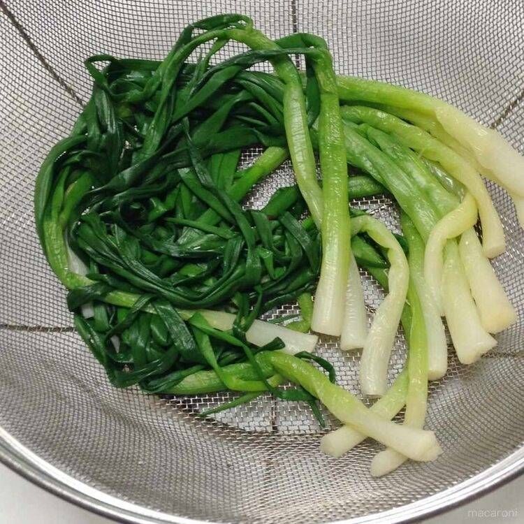 ざるで冷やしている様子