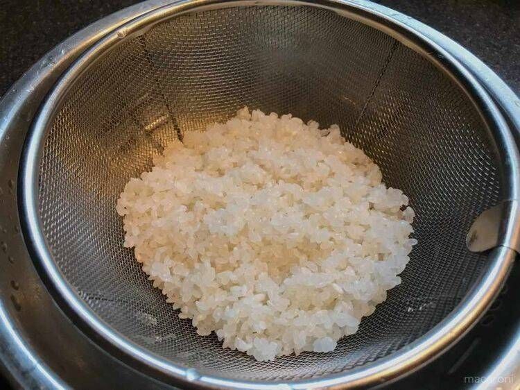 お米を研いでいる様子