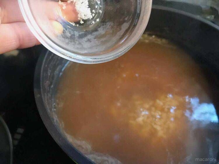 塩を入れる様子