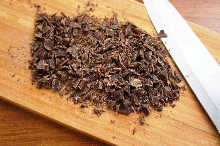 チョコレートを刻んでいる様子