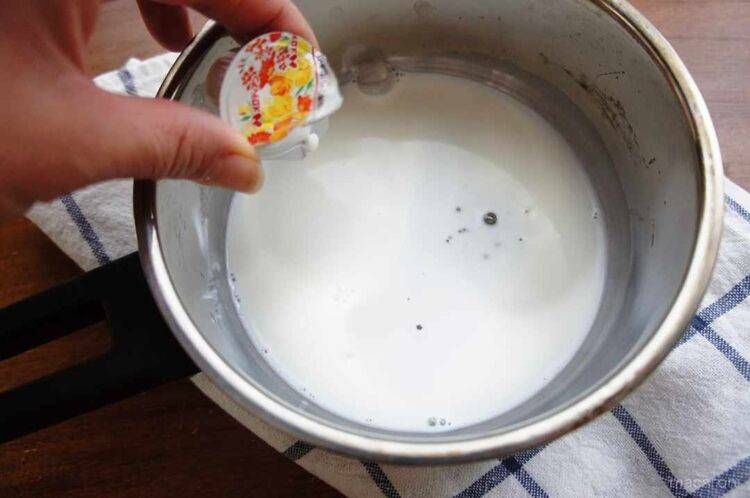 材料を入れている様子