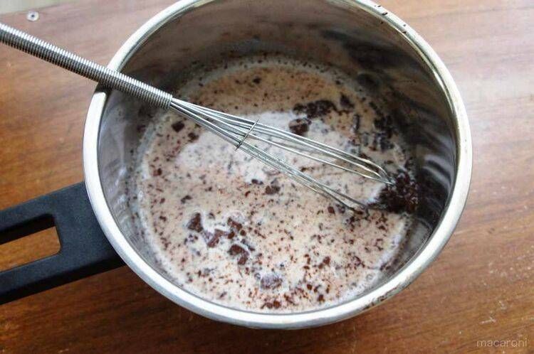 チョコを入れている様子