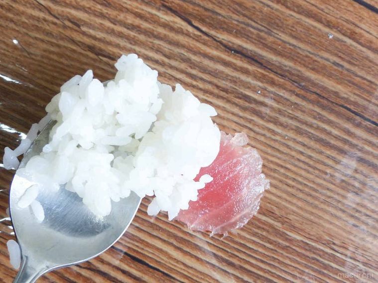 酢飯をラップの上に置く写真