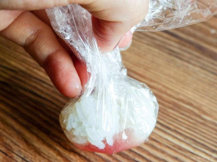 手まり寿司を握る写真