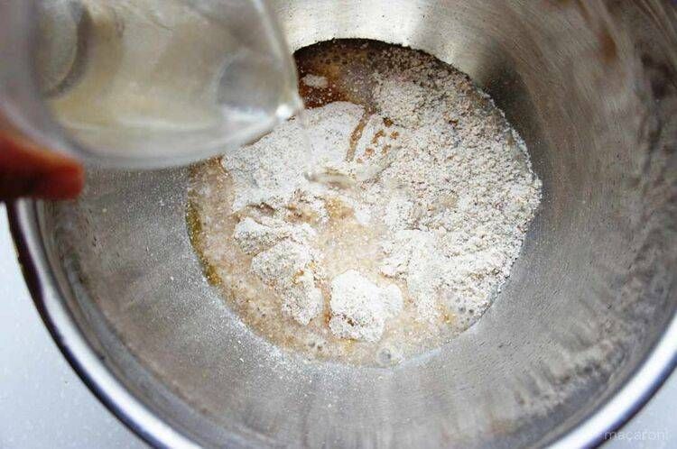 ボールに材料を入れている