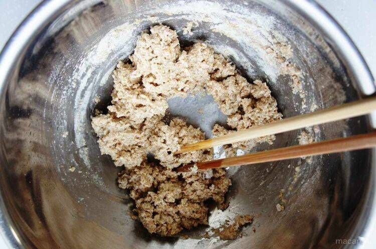 菜箸で材料を混ぜている