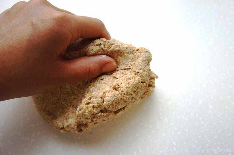 手で生地をこねている