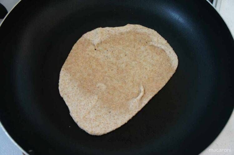 フライパンでチャパティを焼いている