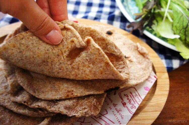 できあがったチャパティを指でつまみ上げている