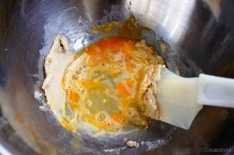 バターと卵、砂糖を混ぜ合わせている様子