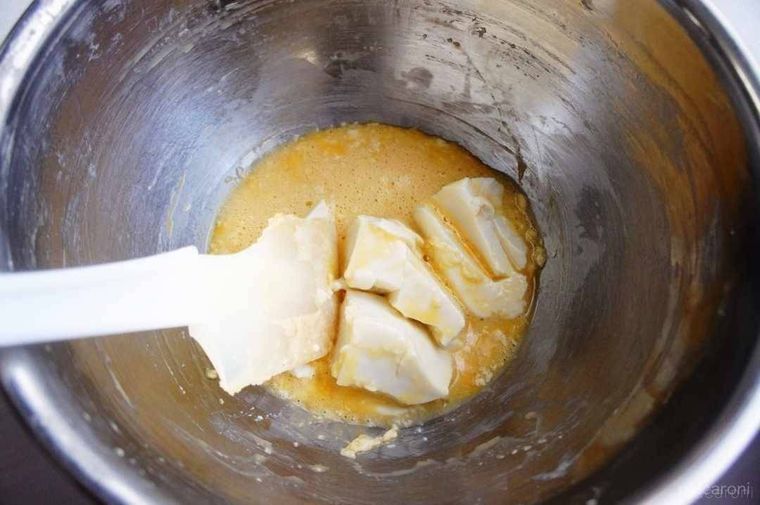 豆腐を加えている様子