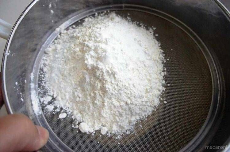 粉類を加えている様子