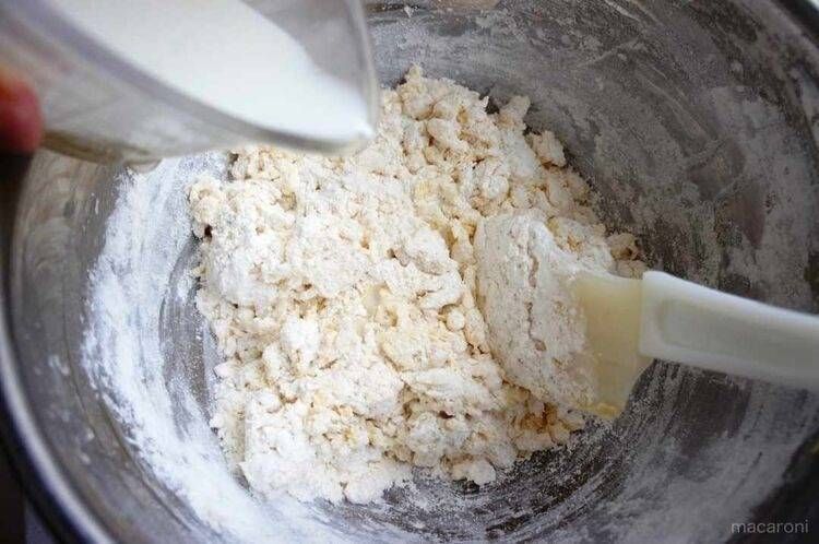 牛乳を加えている様子