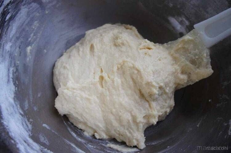 混ぜた生地をまとめている様子