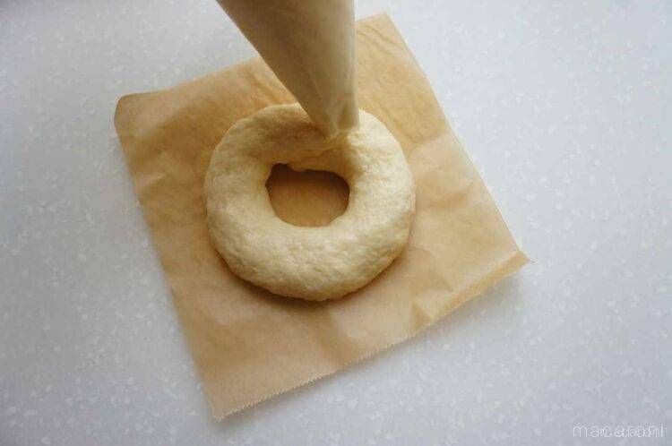 クッキングシートに生地を絞り出している様子