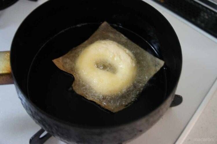 油で揚げている様子