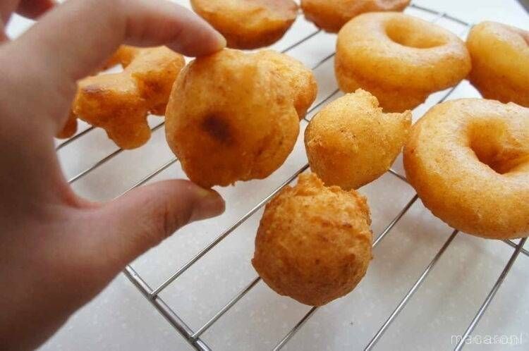 丸形の豆腐ドーナツの油を切っている様子