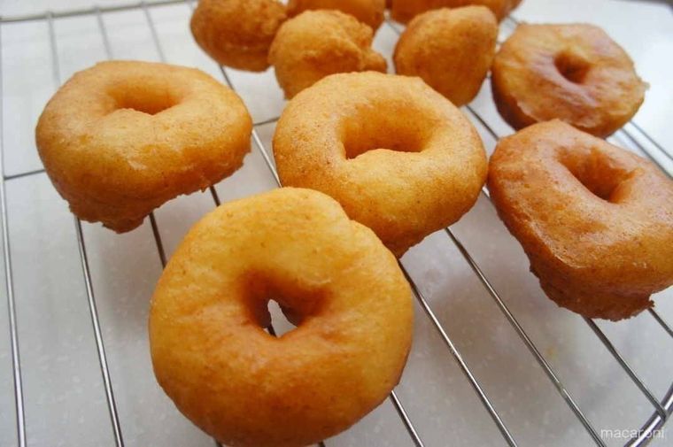 豆腐ドーナツの油を切っている様子