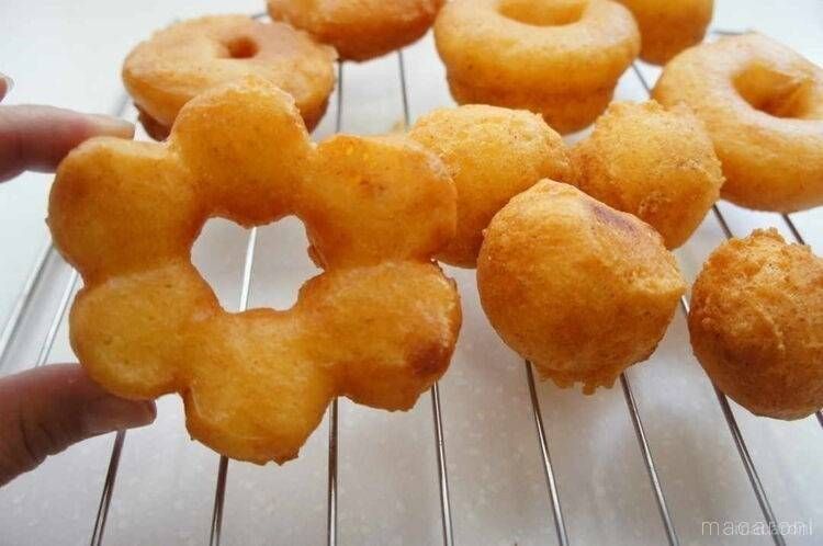 お花形の豆腐ドーナツの油を切っている様子
