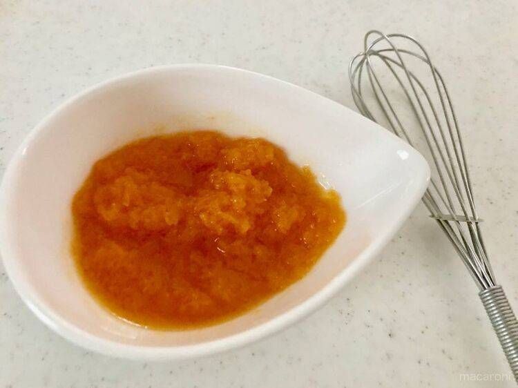 ドロップ型の小鉢に入った人参ドレッシング