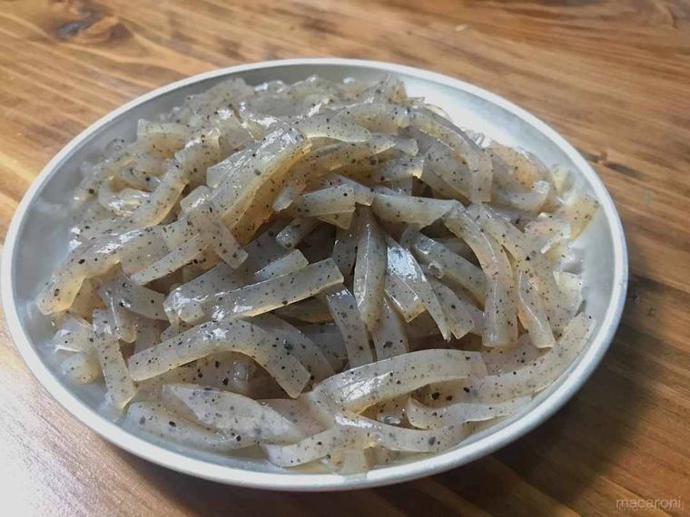 皿に入っている拍子切りのこんにゃく