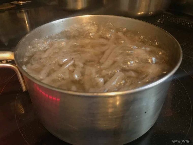 鍋でこんにゃくをあく抜きしている様子