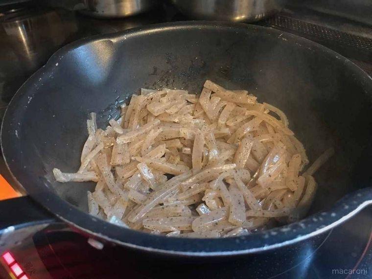 こんにゃくをフライパンに入れた様子