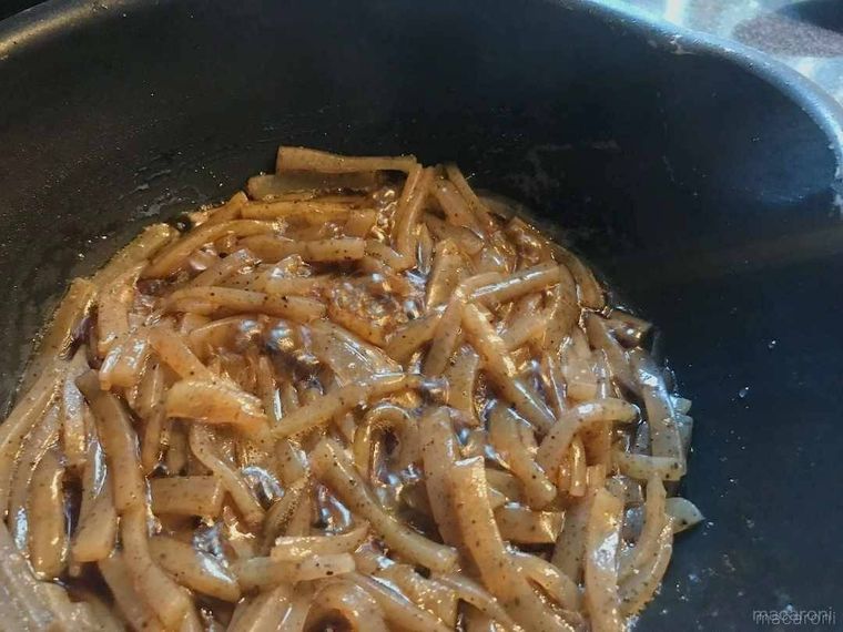 フライパンでこんにゃくを調味料と炒めている様子