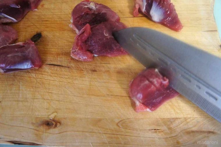 包丁で砂肝に切り込みを入れている様子