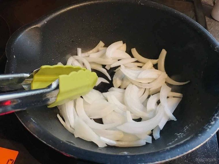 玉ねぎを炒めている様子