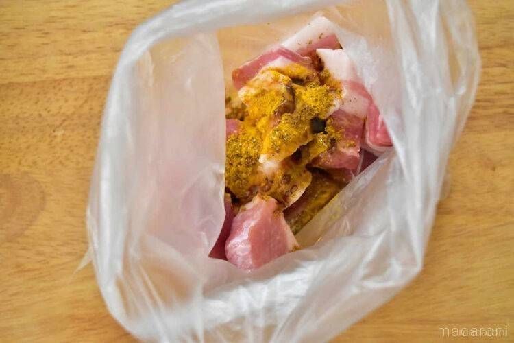 ポリ袋に入れた豚肉とカレー粉