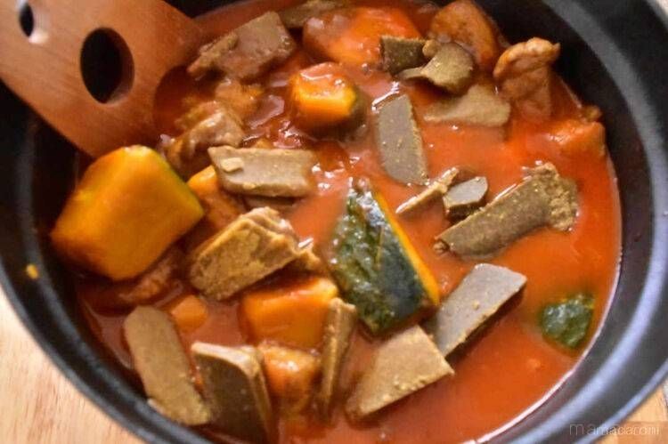 鍋にカレールーを入れて煮込む様子