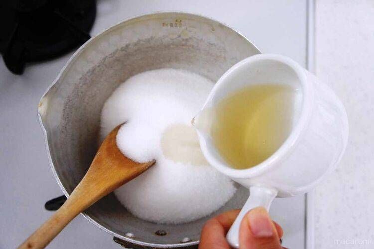 小鍋にグラニュー糖と酢を入れています。