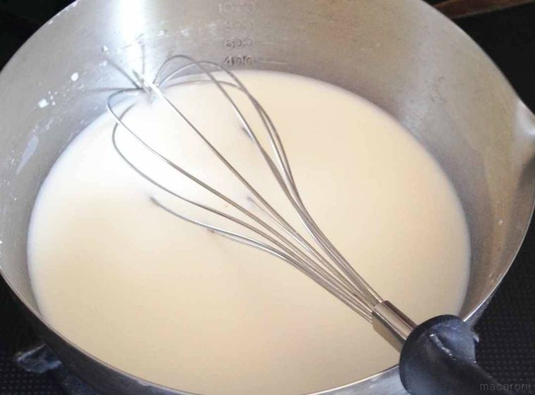 鍋に材料を入れて、ホイッパーでよく混ぜている様子