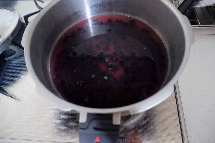 黒豆を圧力鍋で加熱する