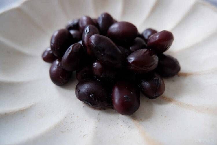 花柄の和皿に盛り付けた黒豆煮
