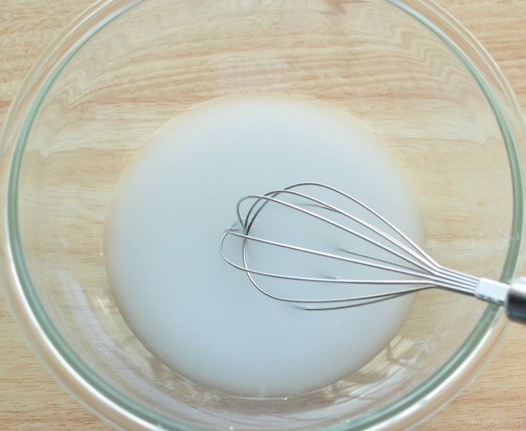 ボウルの中でわらびもちの材料を泡だて器で混ぜている様子