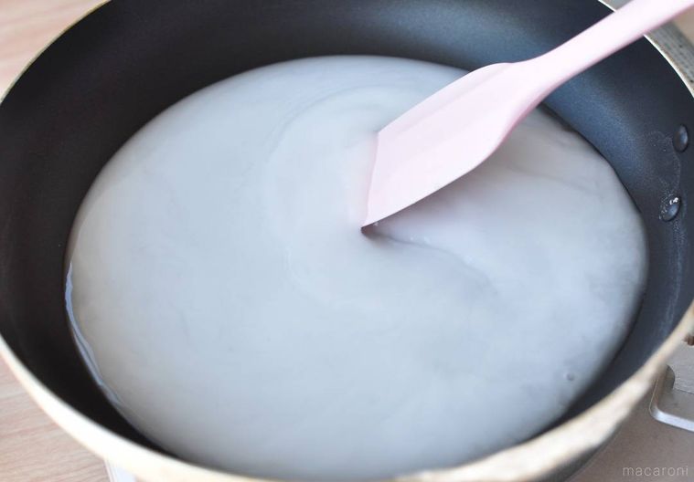 フライパンの中でわらびもちの材料を混ぜている様子