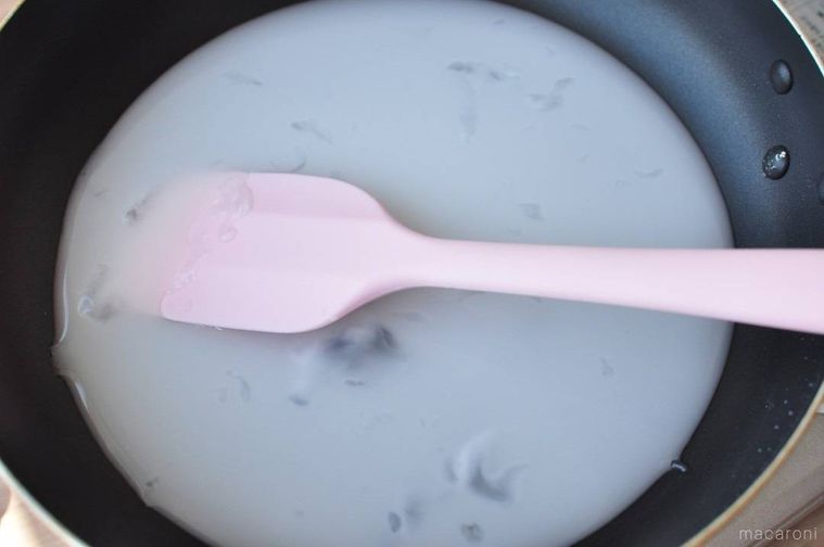 フライパンの中でわらびもちの材料が固まり始めている様子