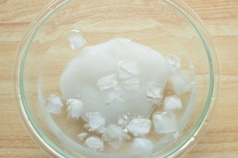 氷水が入ったボウルにひたされたわらびもち