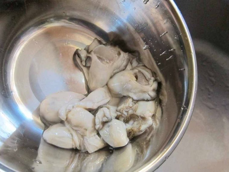 ボールに入った酒を振った牡蠣