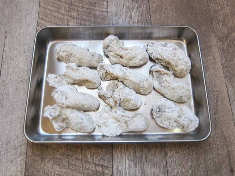 バットに並べんでいる片栗粉をまぶした牡蠣