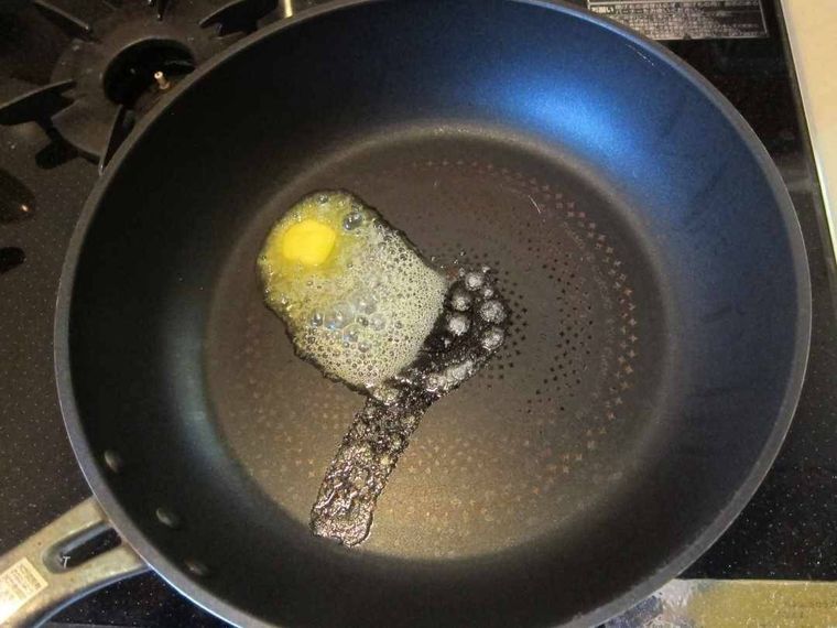 熱したフライパンの上にのせて溶けかけたバター