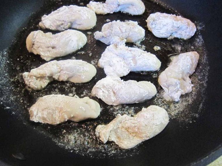 フライパンに並べた片栗粉をつけた牡蠣