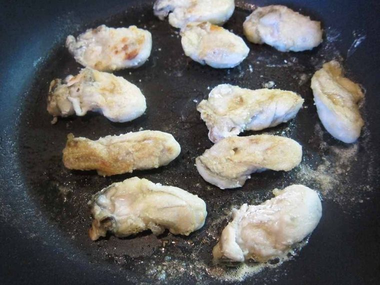 フライパン上で焼き色のついた牡蠣
