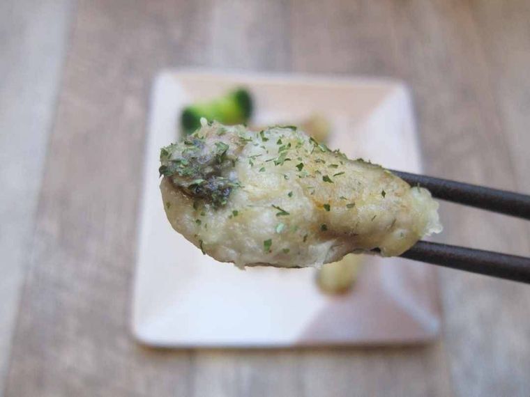 牡蠣ソテーをひとつ箸で持ち上げたアップ