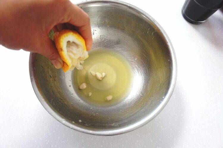 ゆずを搾る様子