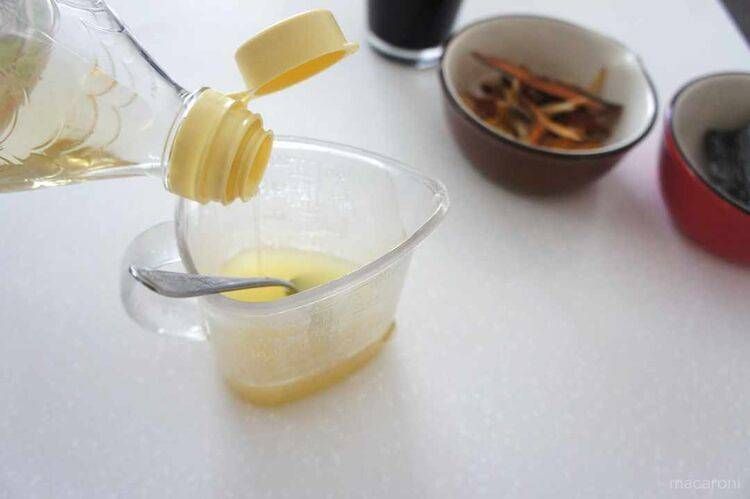 果汁の量を酢で調節する様子