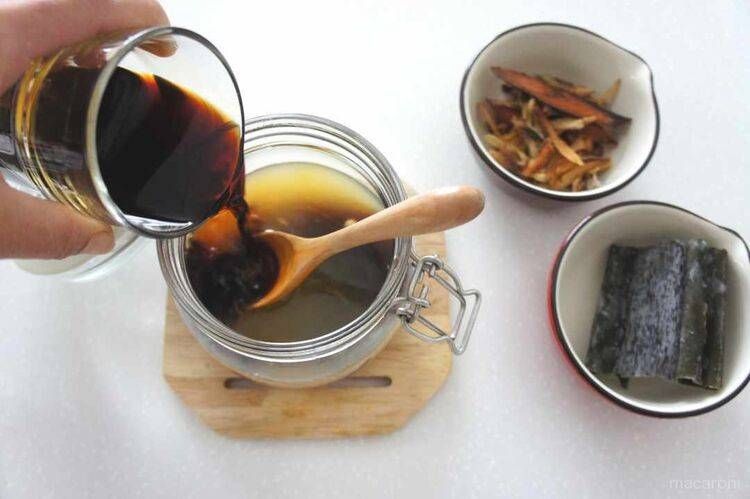 保存瓶に材料をすべて加える様子
