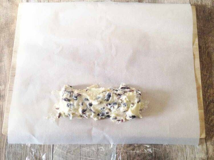 クッキングペーパーの上に、レーズンバターを棒状にのせる